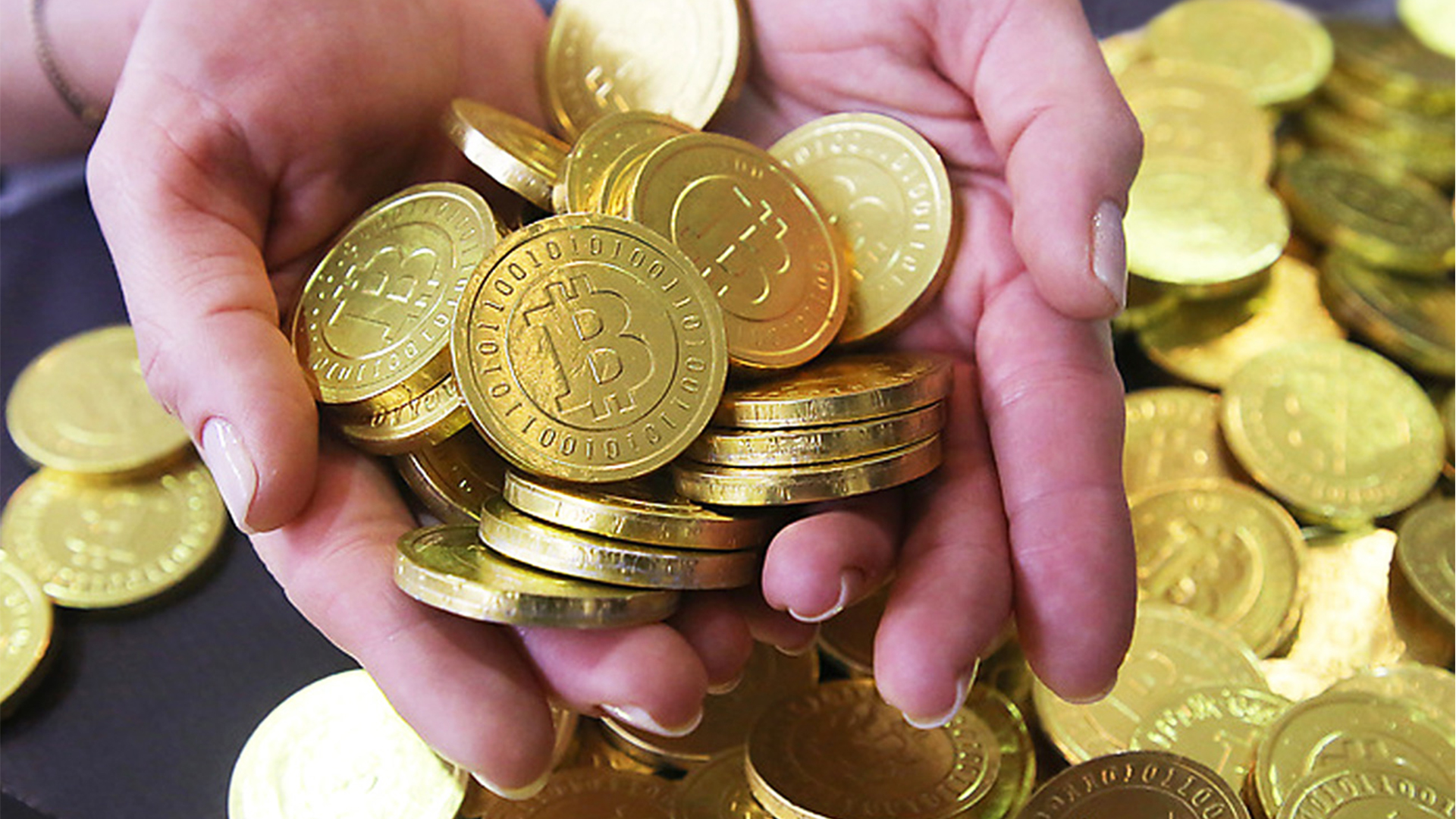 Монета биткоин в руках Биткоин простыми словами