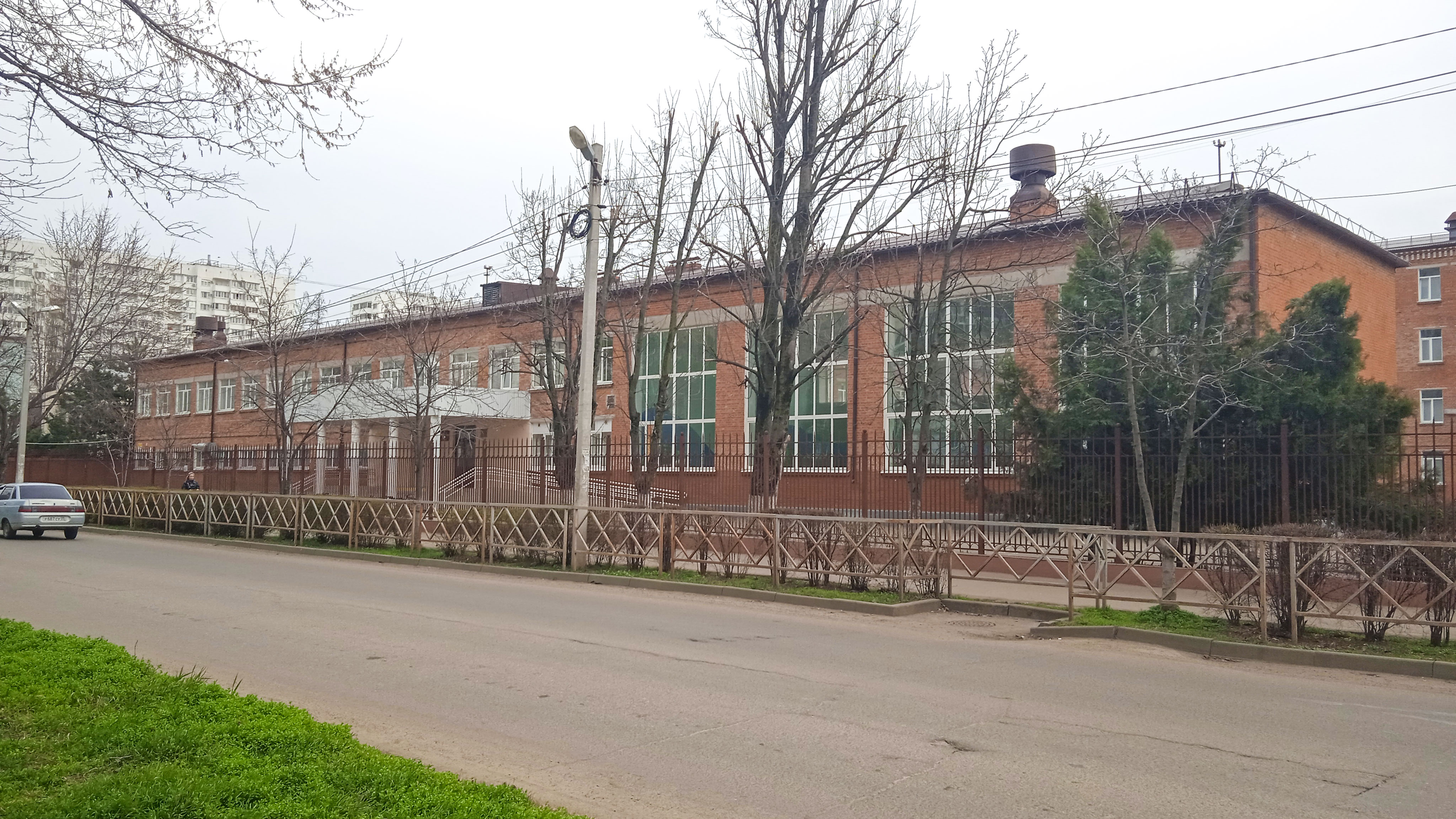 Общий вид здания 71 школы г. Краснодар.
