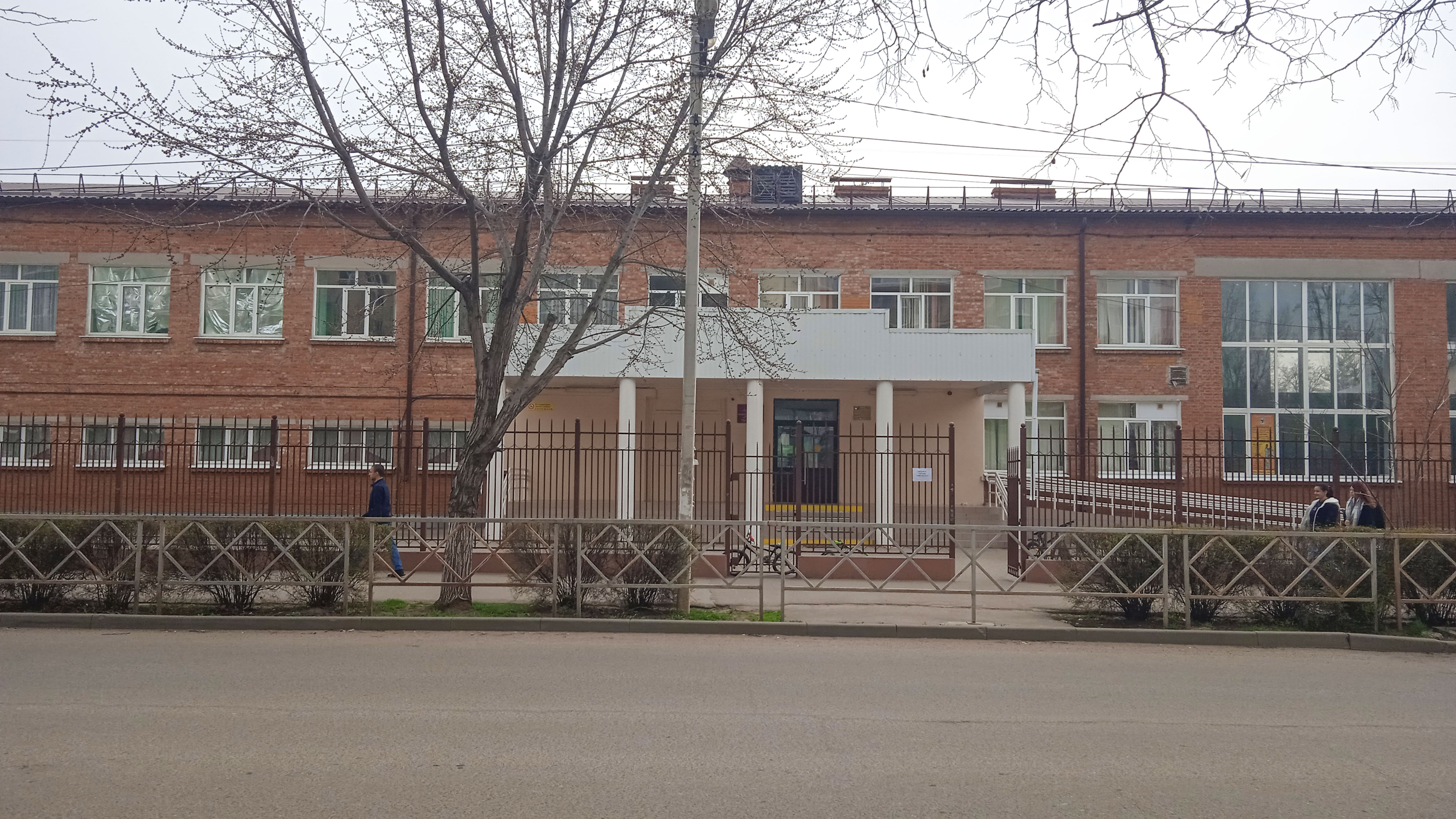 Центральный вход школы №71 г. Краснодар.
