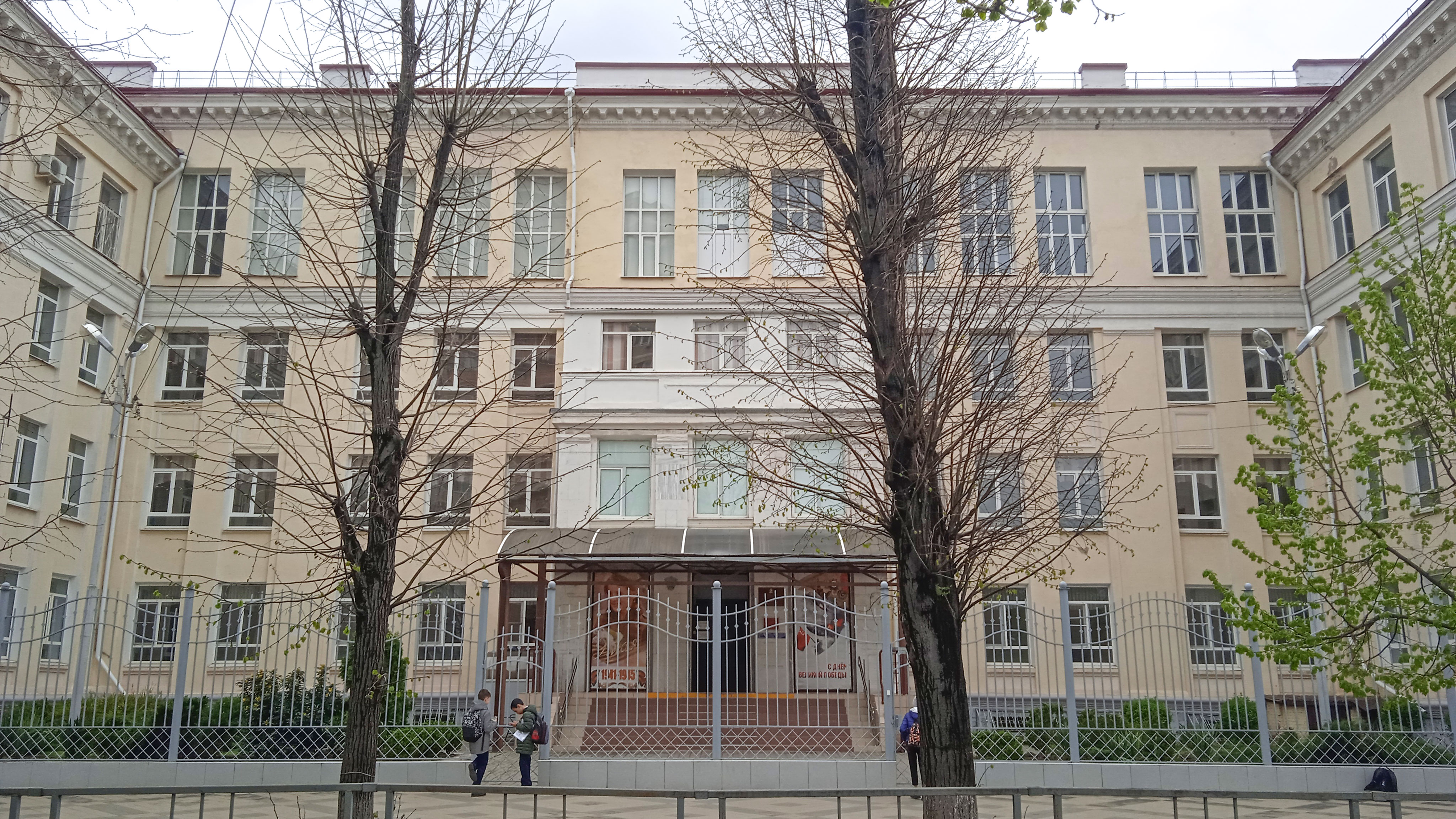 Центральный вход школы №2 г. Краснодар.