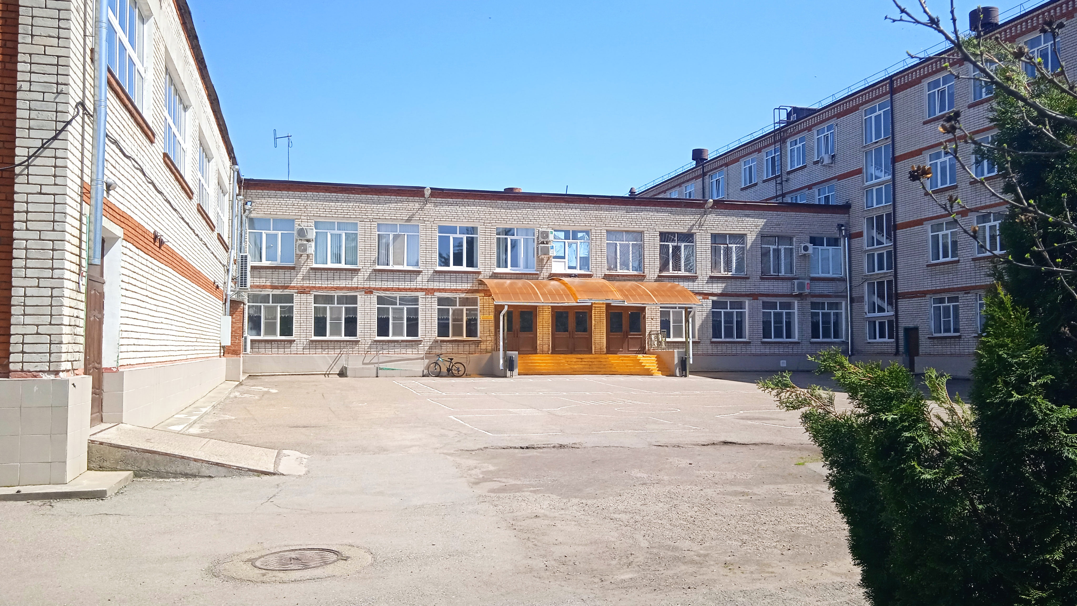 Внутренний двор 18 гимназии г. Краснодар.