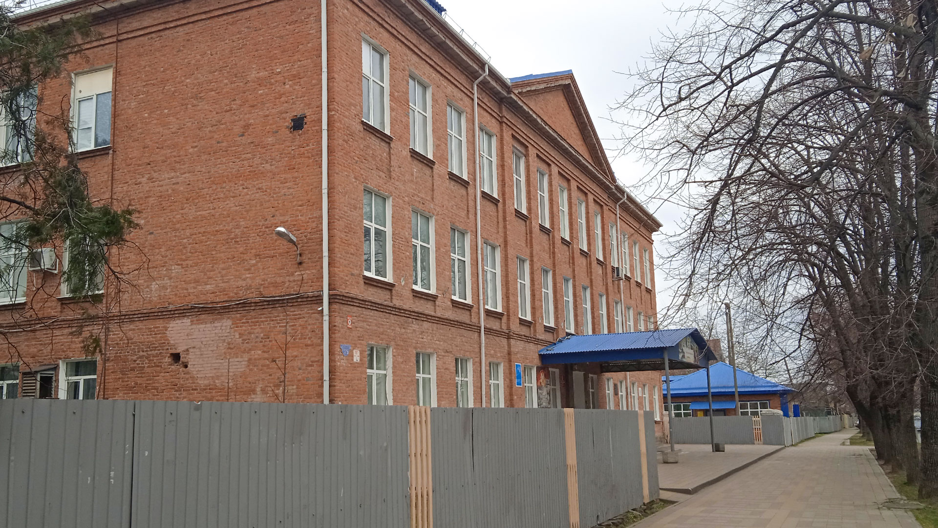 Вид 60-й школы Краснодара с юго-западной стороын.