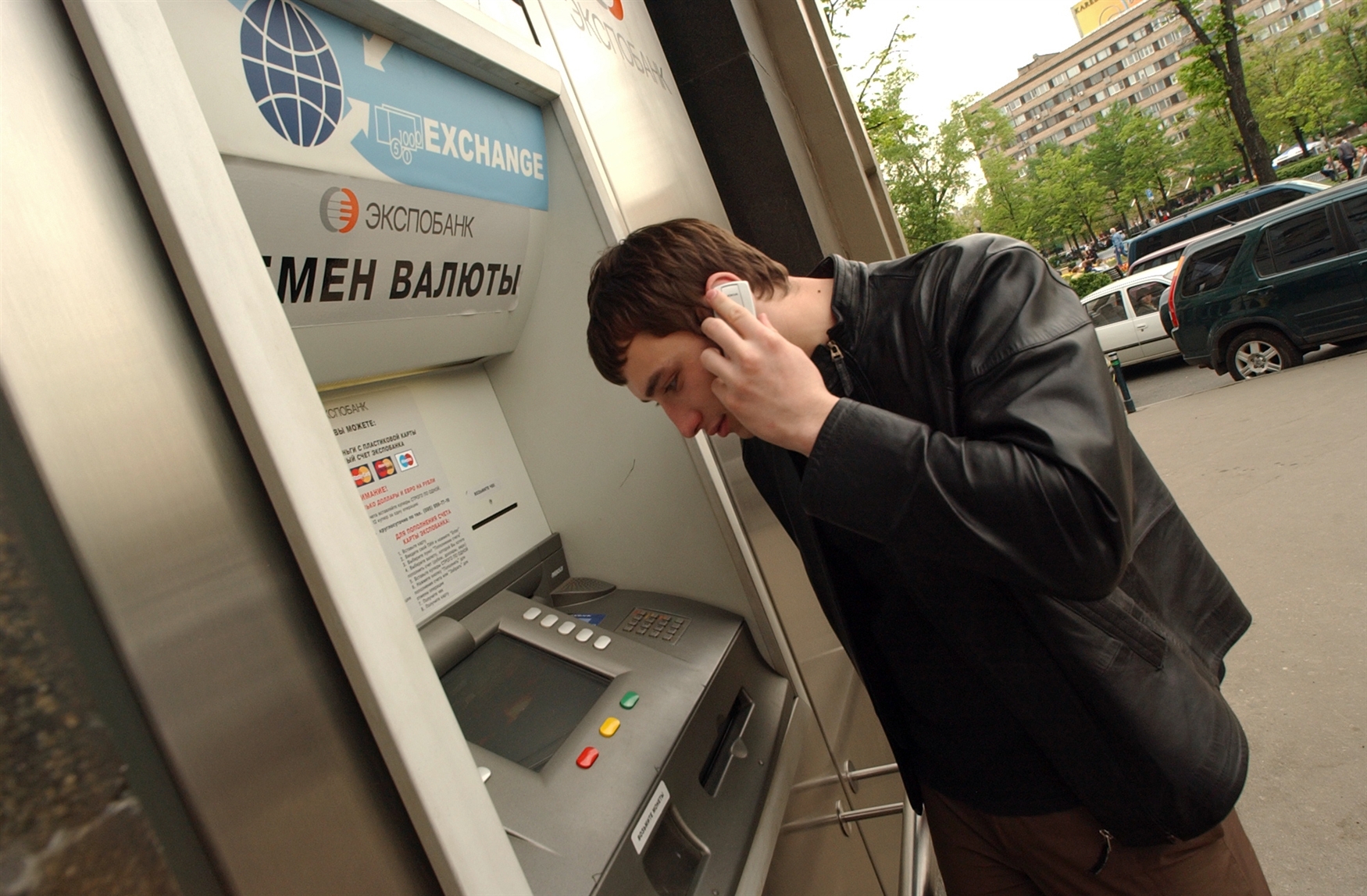 Мошенники крадут деньги. Человек у банкомата. Мошенники Банкомат. Мужчина у банкомата. Человек возле банкомата.