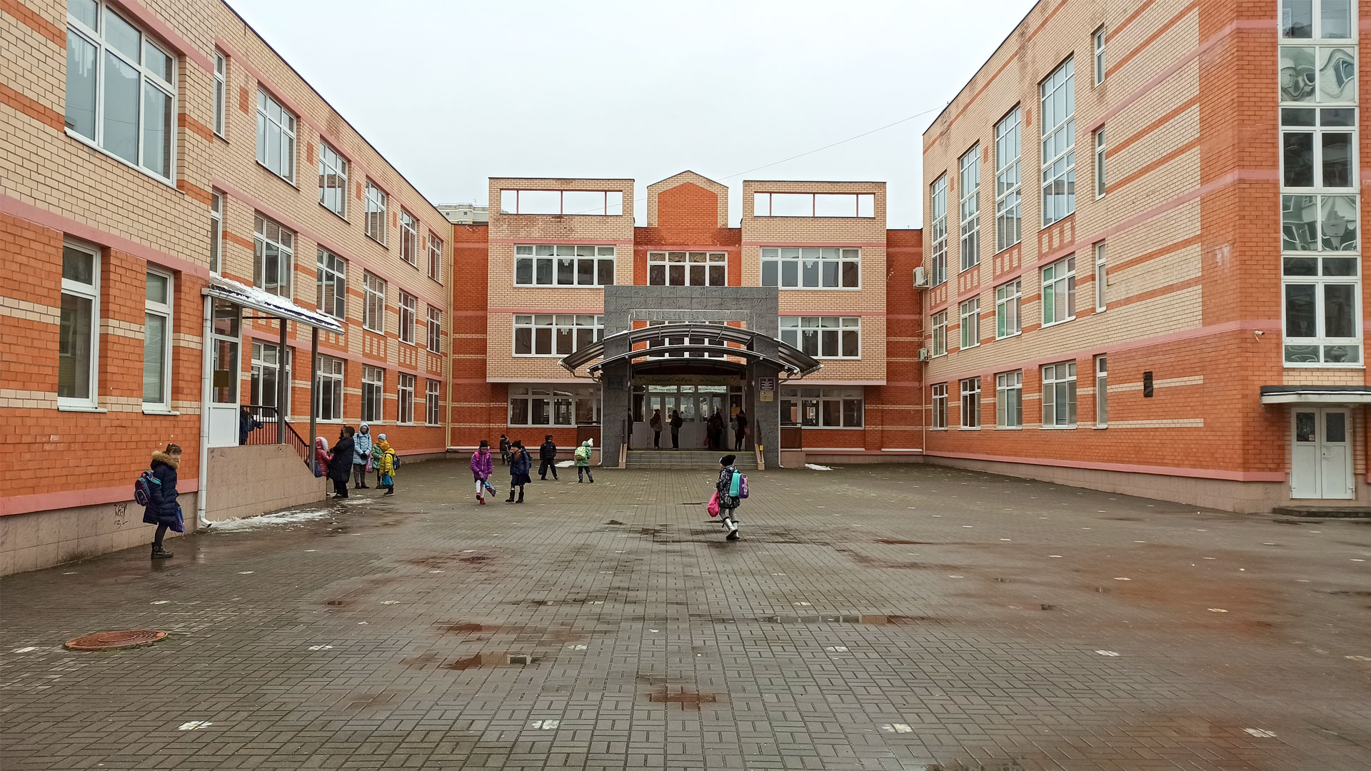 Центральный вход школы №101 г. Краснодар.