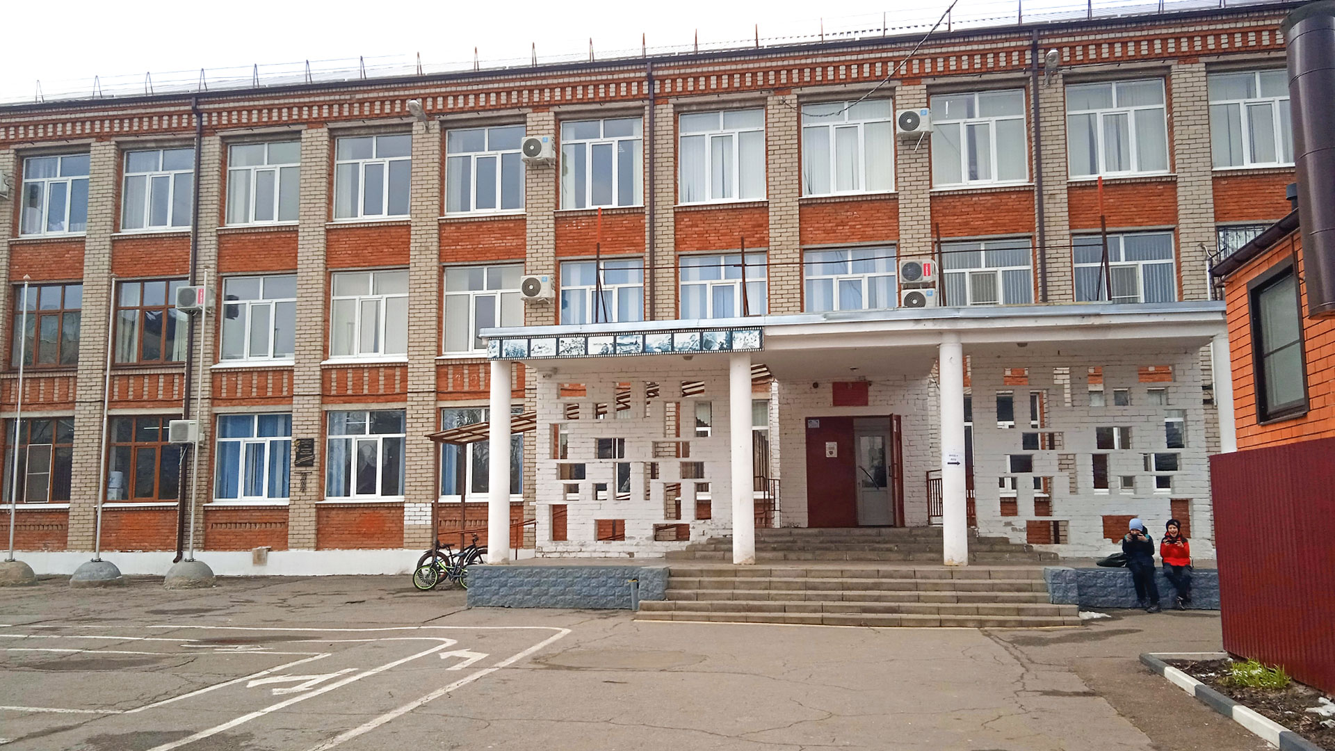 Центральный вход школы №19 г. Краснодар.