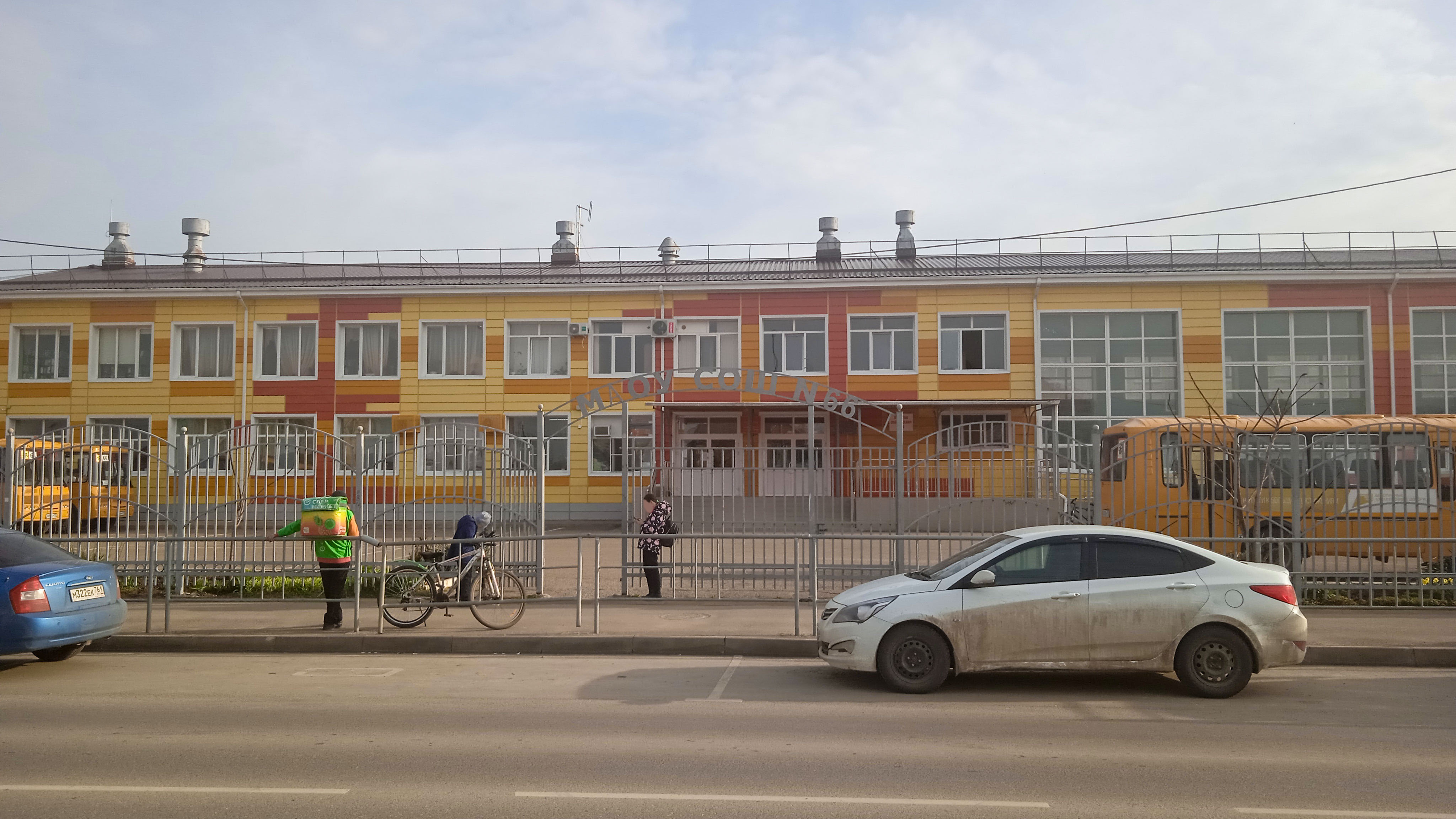 Центральный вход школы №66 г. Краснодар.