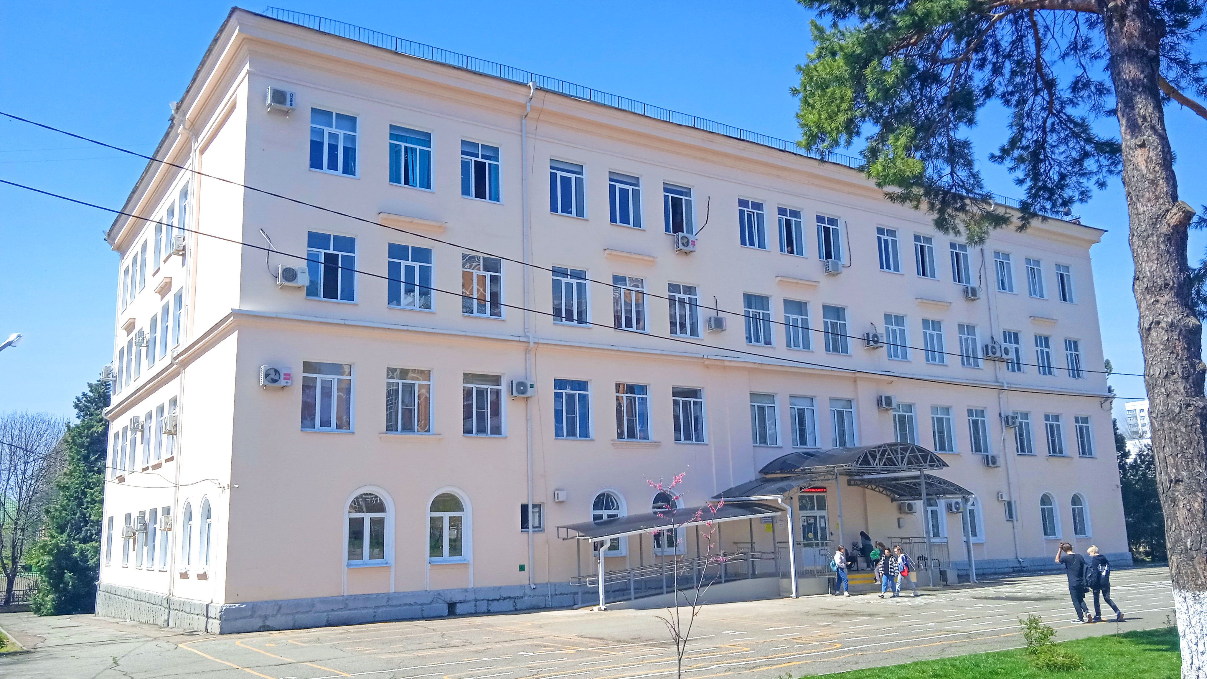 Общий вид здания гимназии № 54 г. Краснодар.