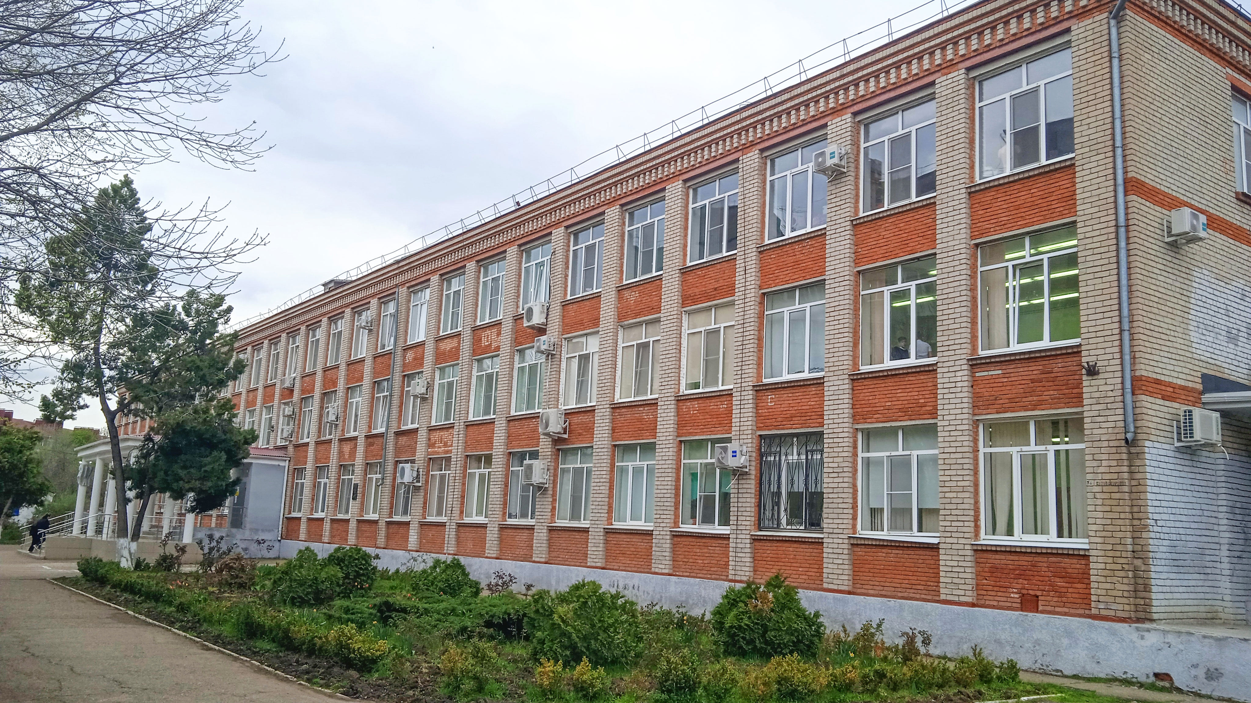 Общий вид здания 5 школы г. Краснодар.