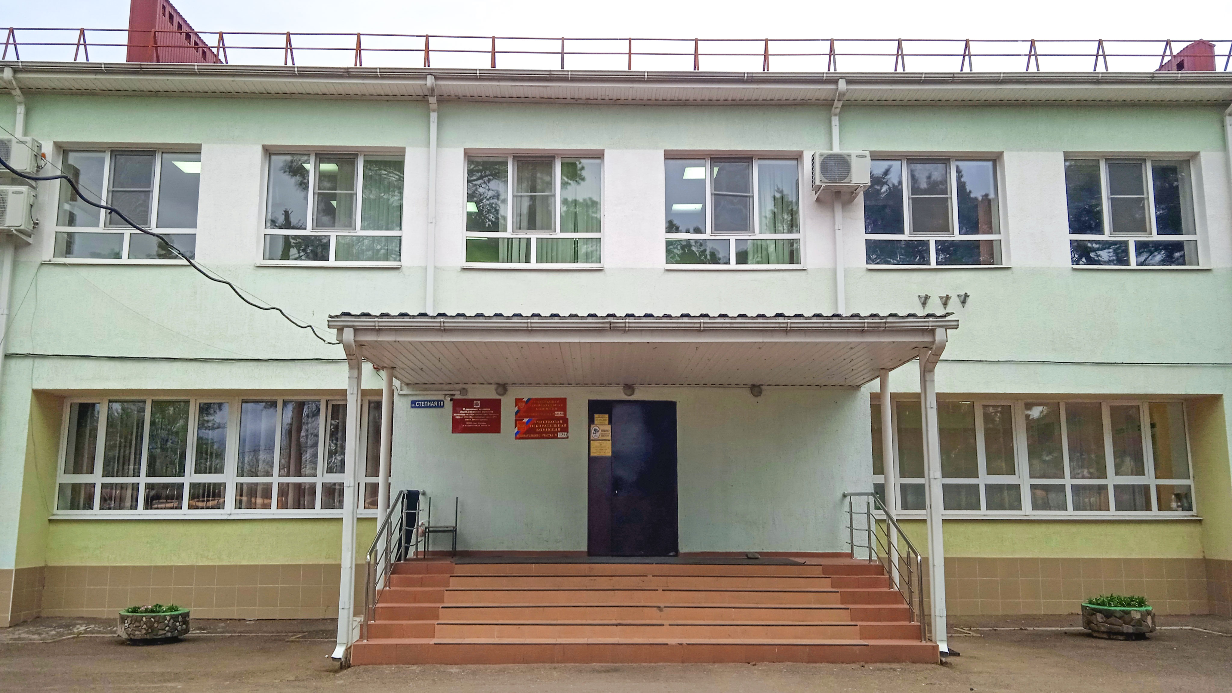 Центральный вход школы №62 г. Краснодар.