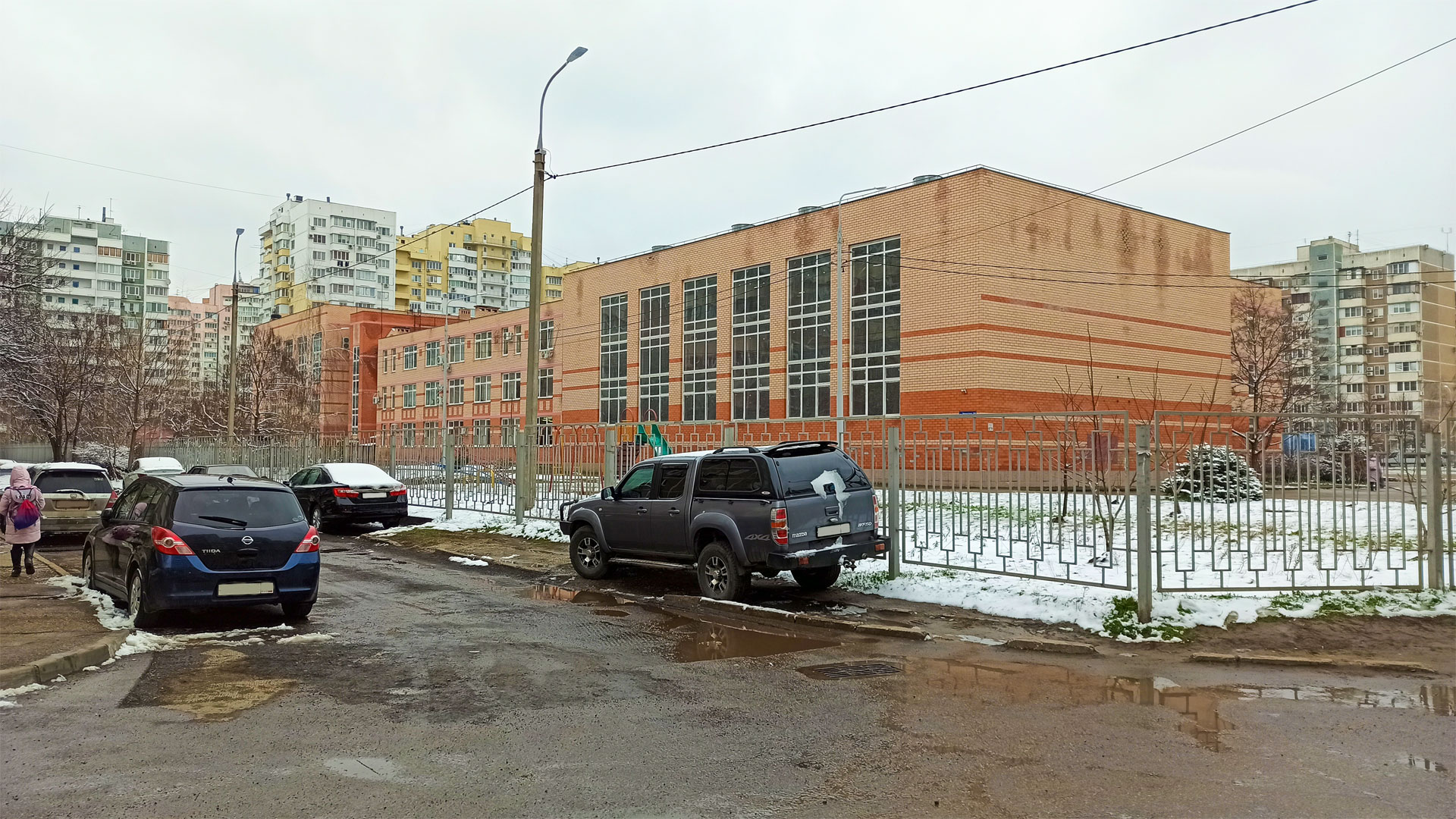 Обзор здания 101-й школы со стороны проспекта Чекистов.