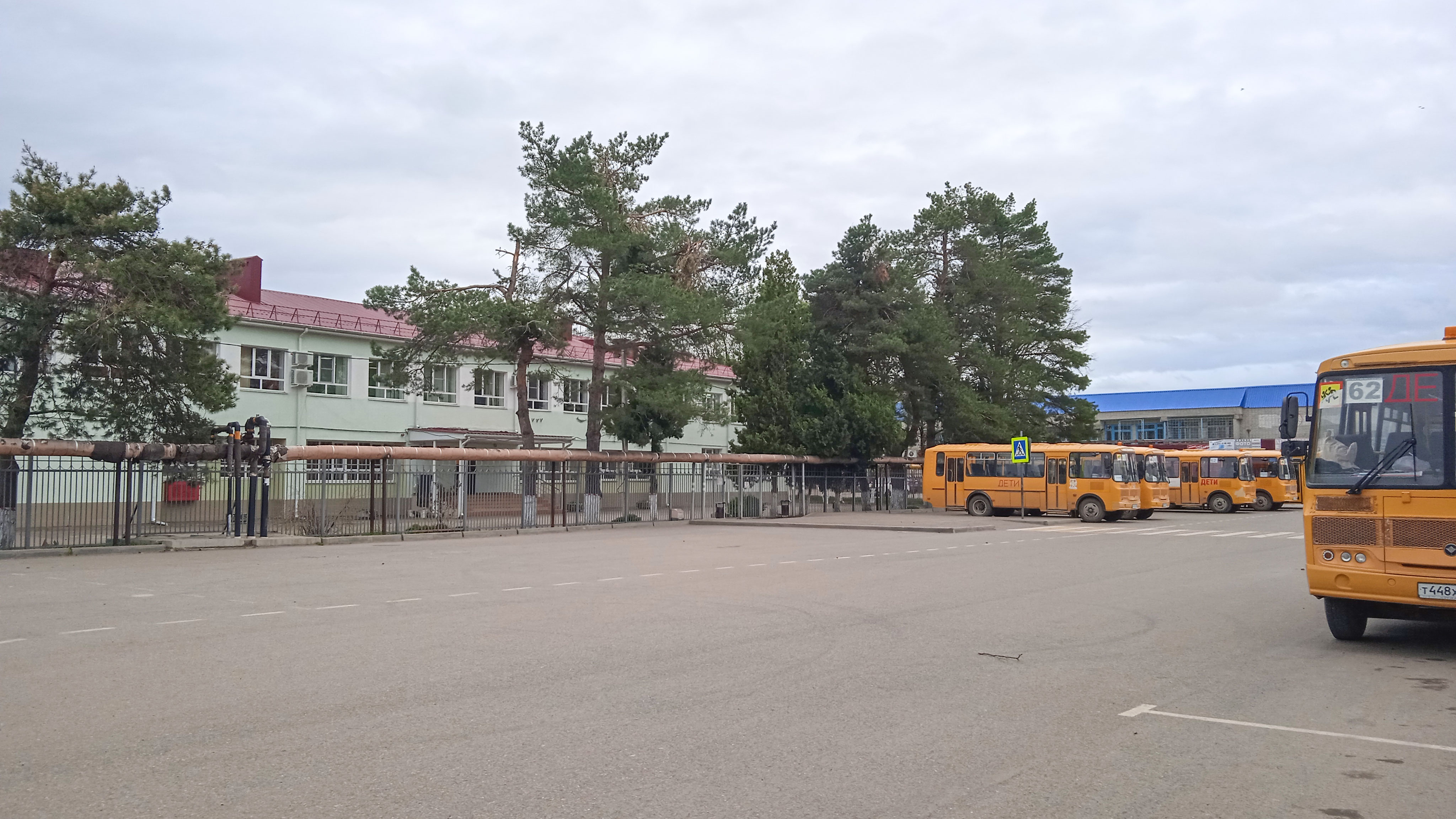 Школа №62 г. Краснодар: стоянка автобусов.