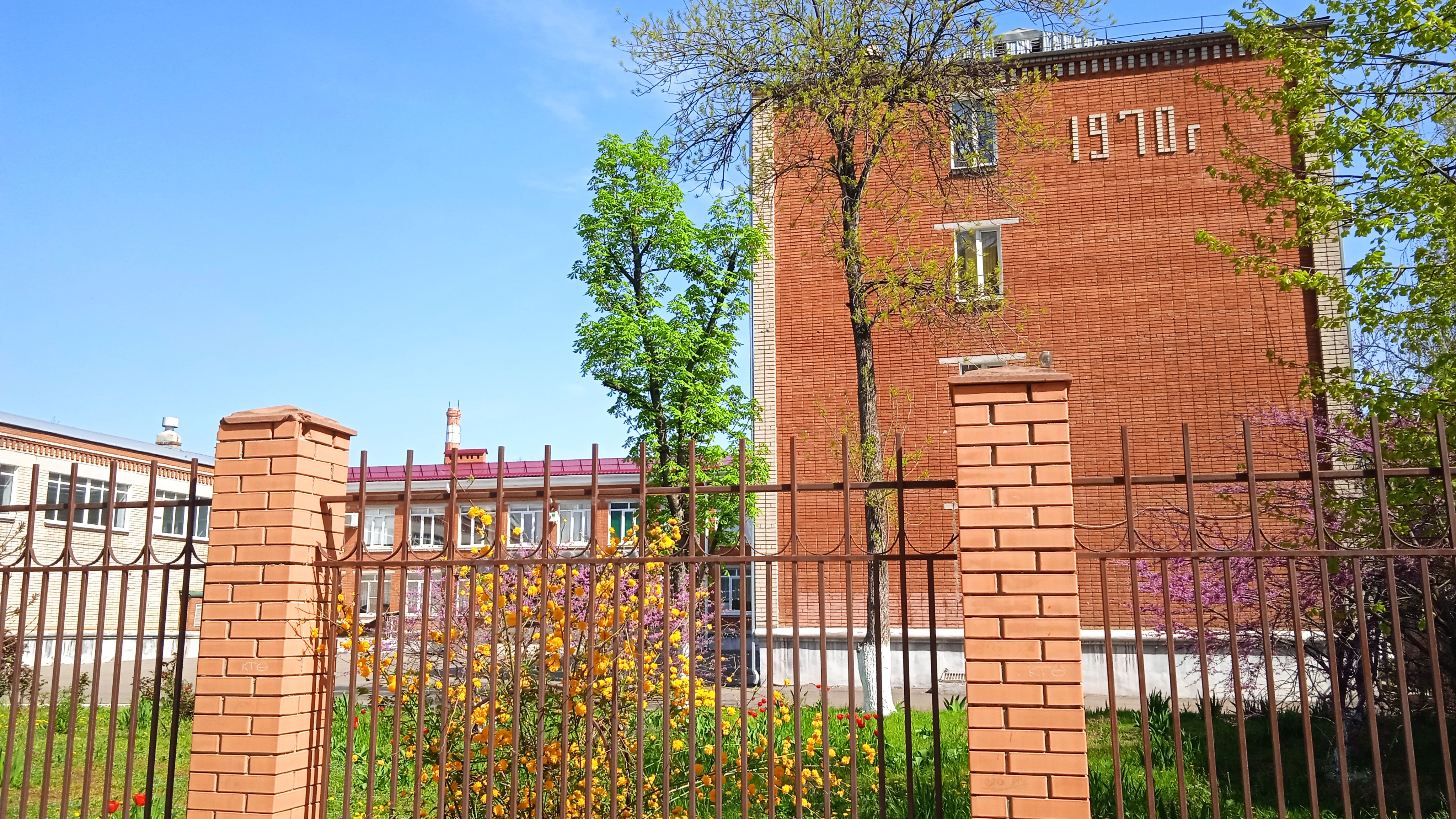Забор вокруг здания гимназии №72 г. Краснодар.