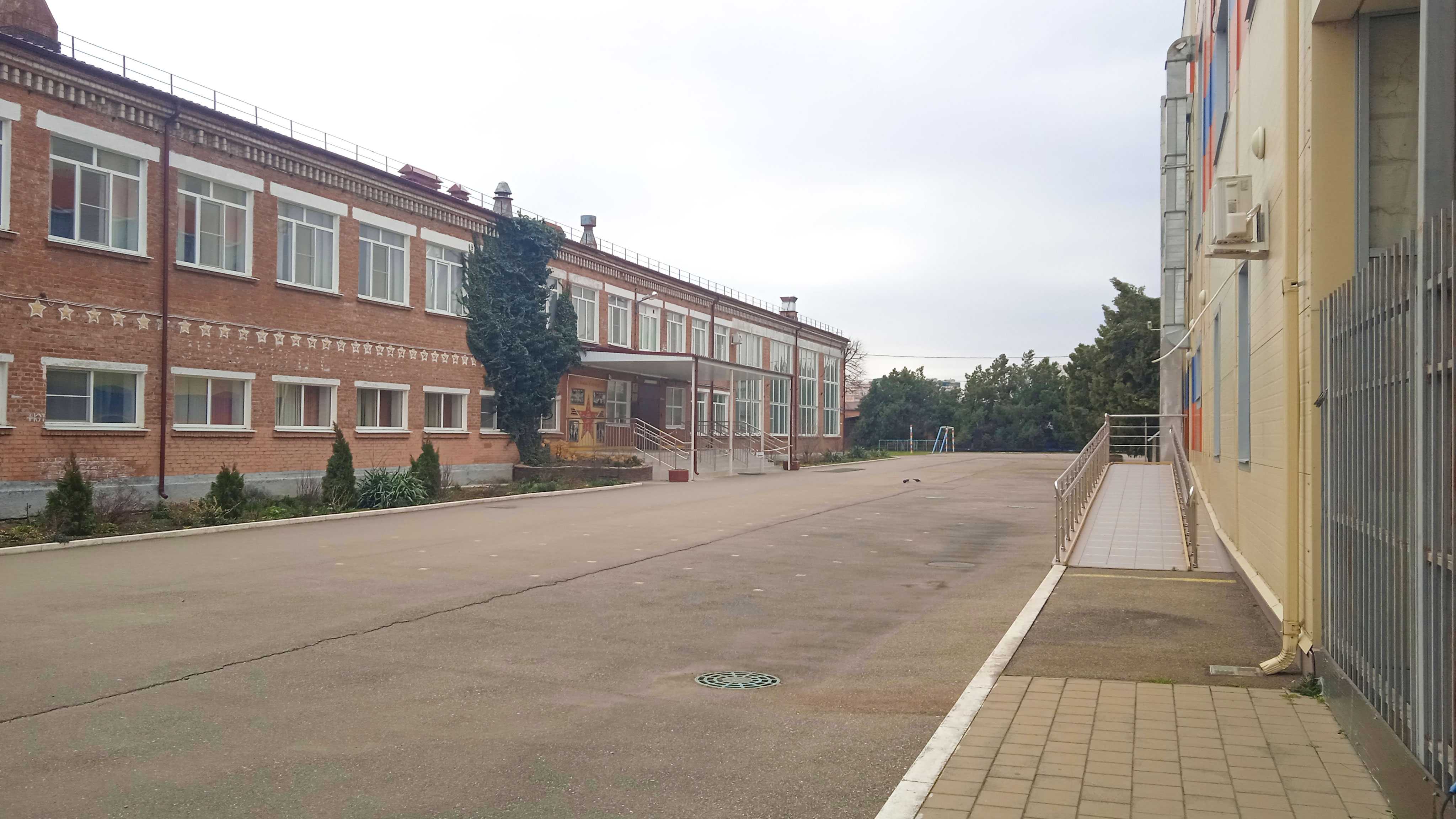 Центральный вход школы №57 г. Краснодар.