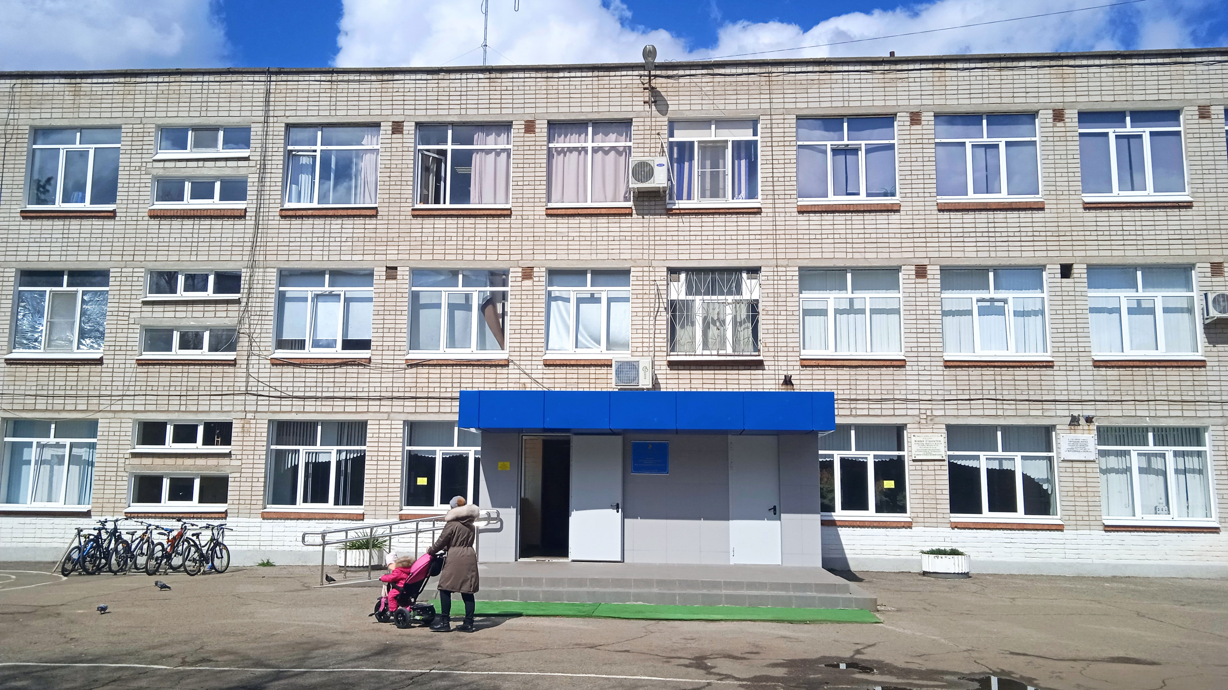 Центральный вход школы №42 г. Краснодар.