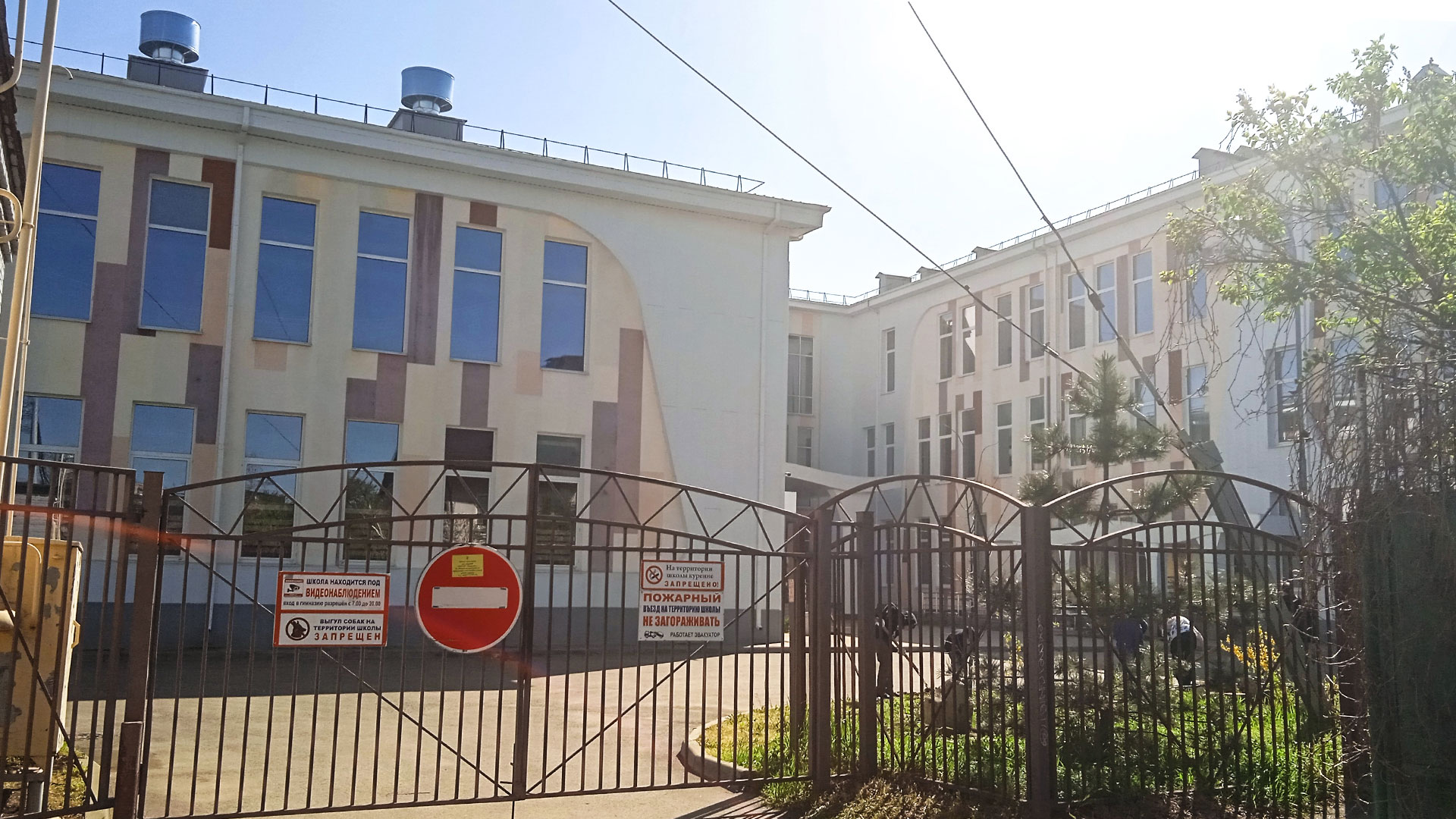 Пожарный въезд на территорию гимназии №23 г. Краснодар.