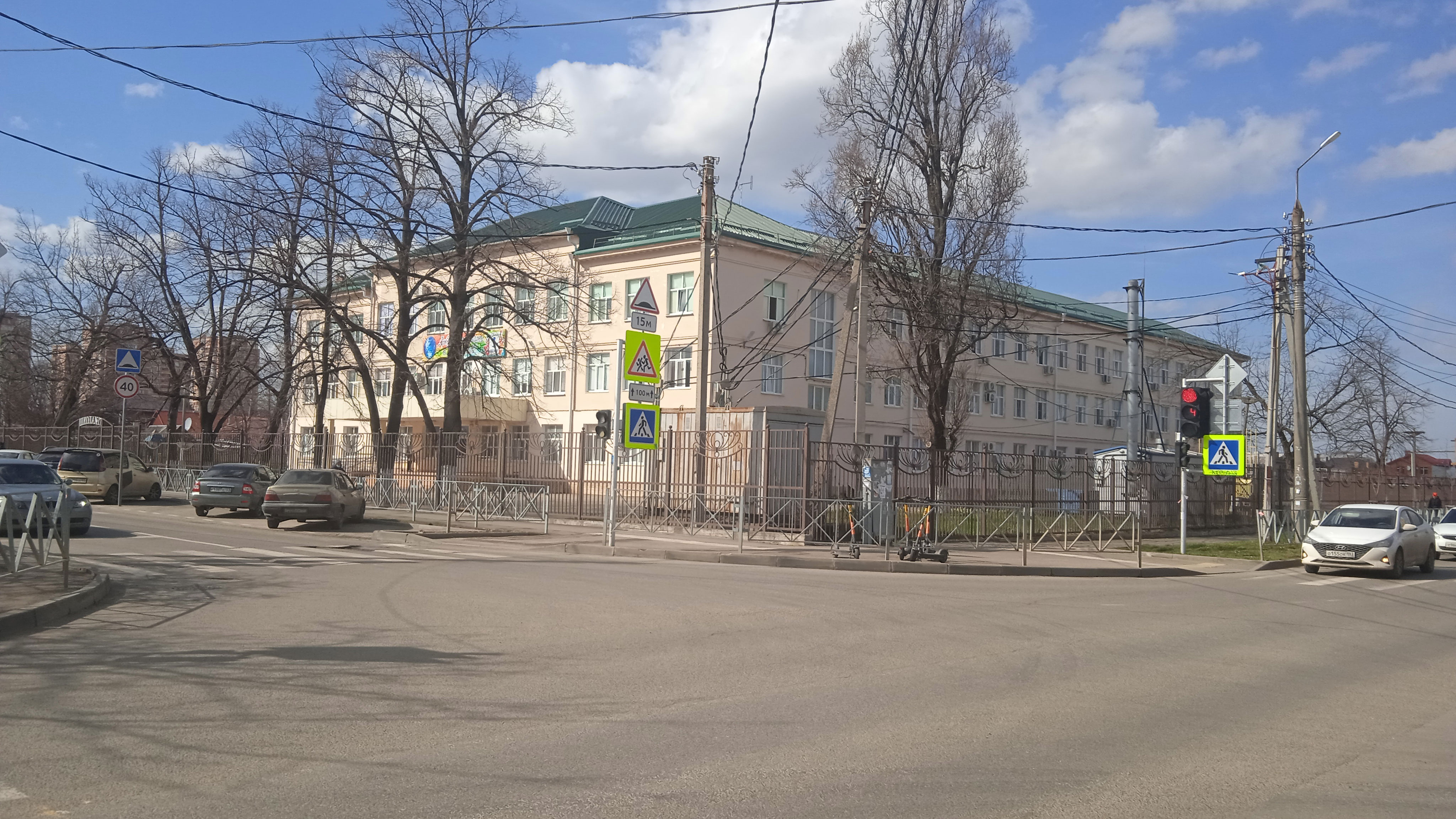 Обзор здания СОШ №17 г. Краснодар с перекрестка.