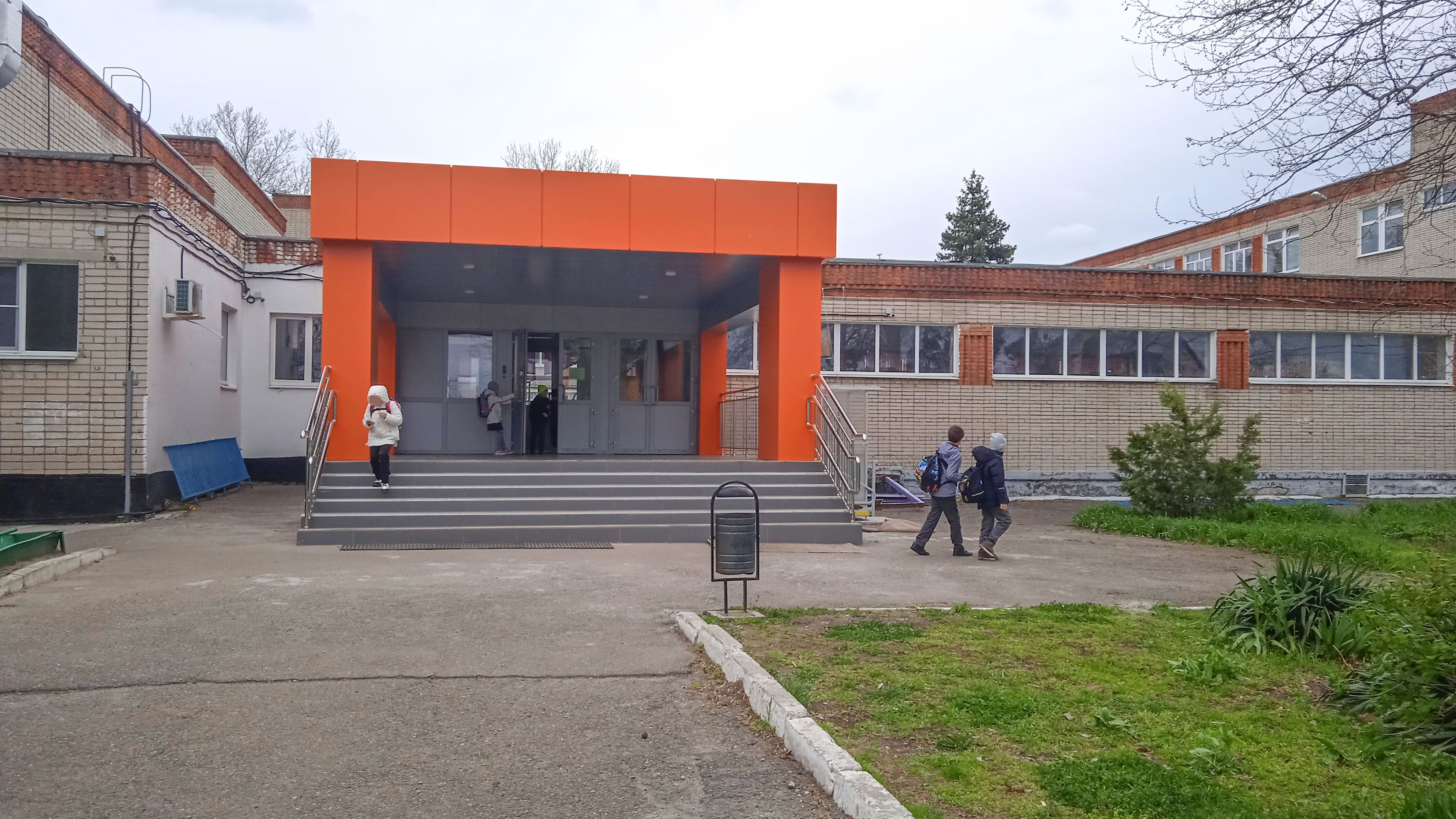 Центральный вход школы №74 г. Краснодар.