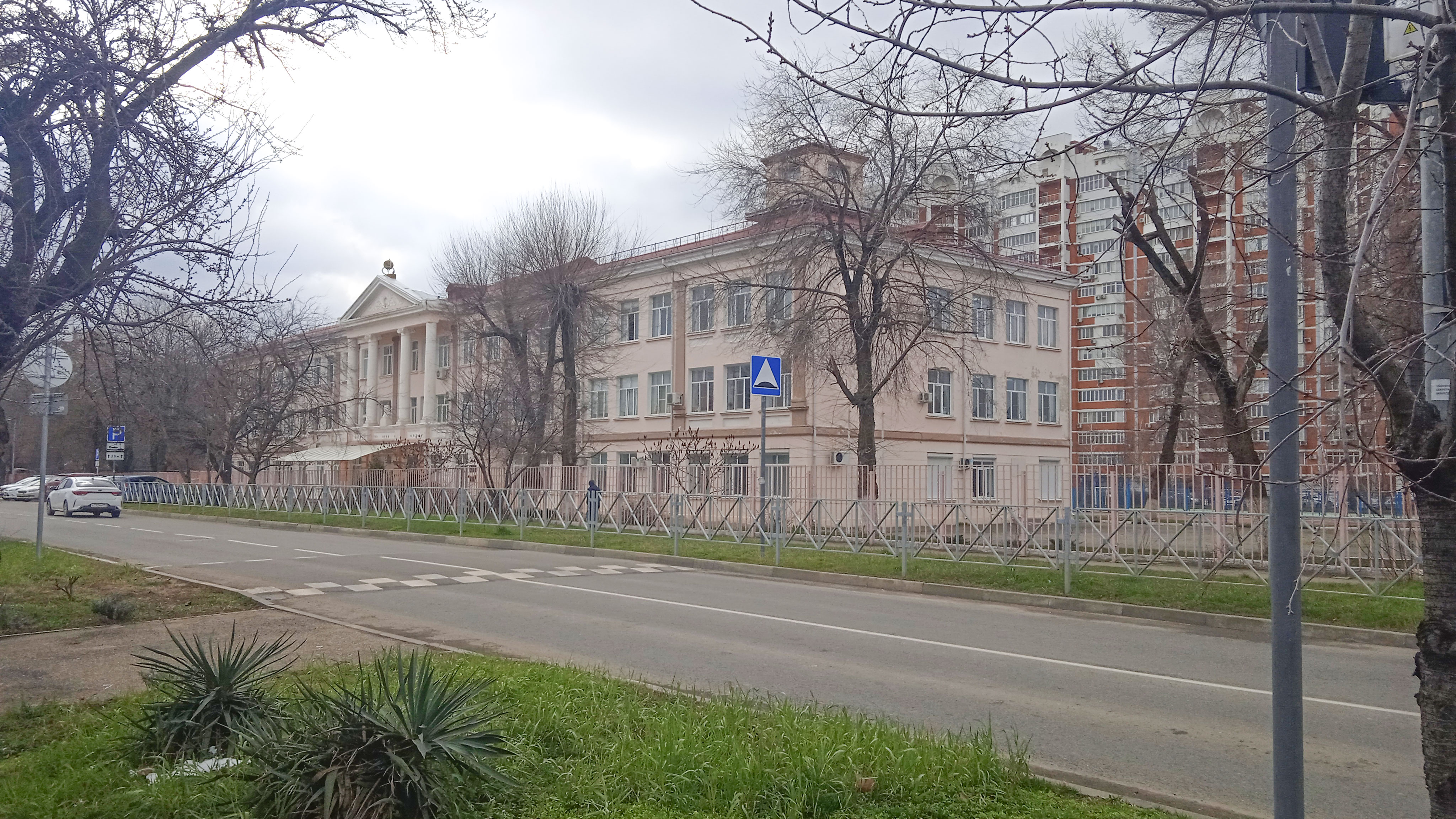 Общий вид здания 41-й школы Краснодара.