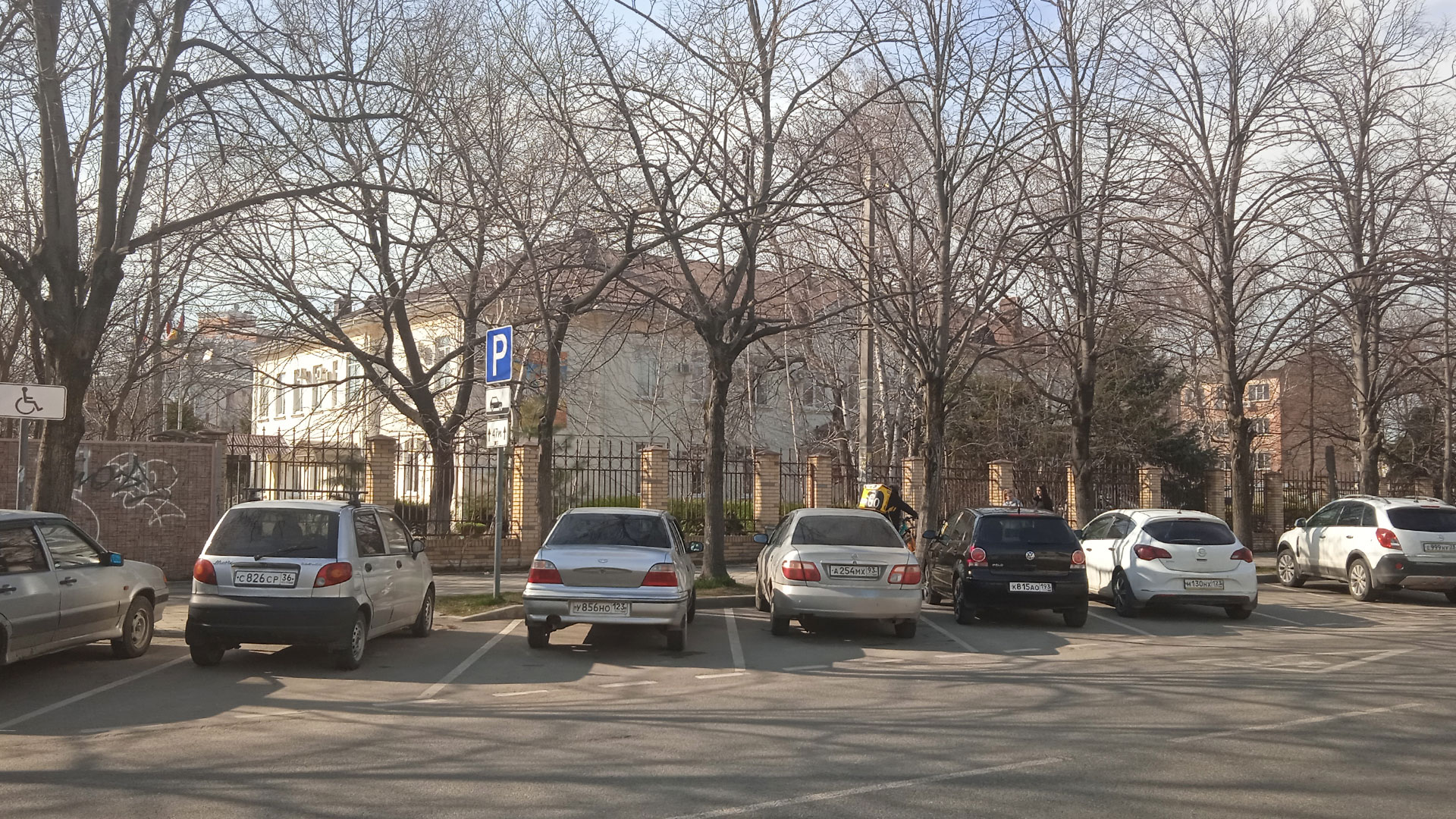 Парковка у 26-й школы в г. Краснодар.