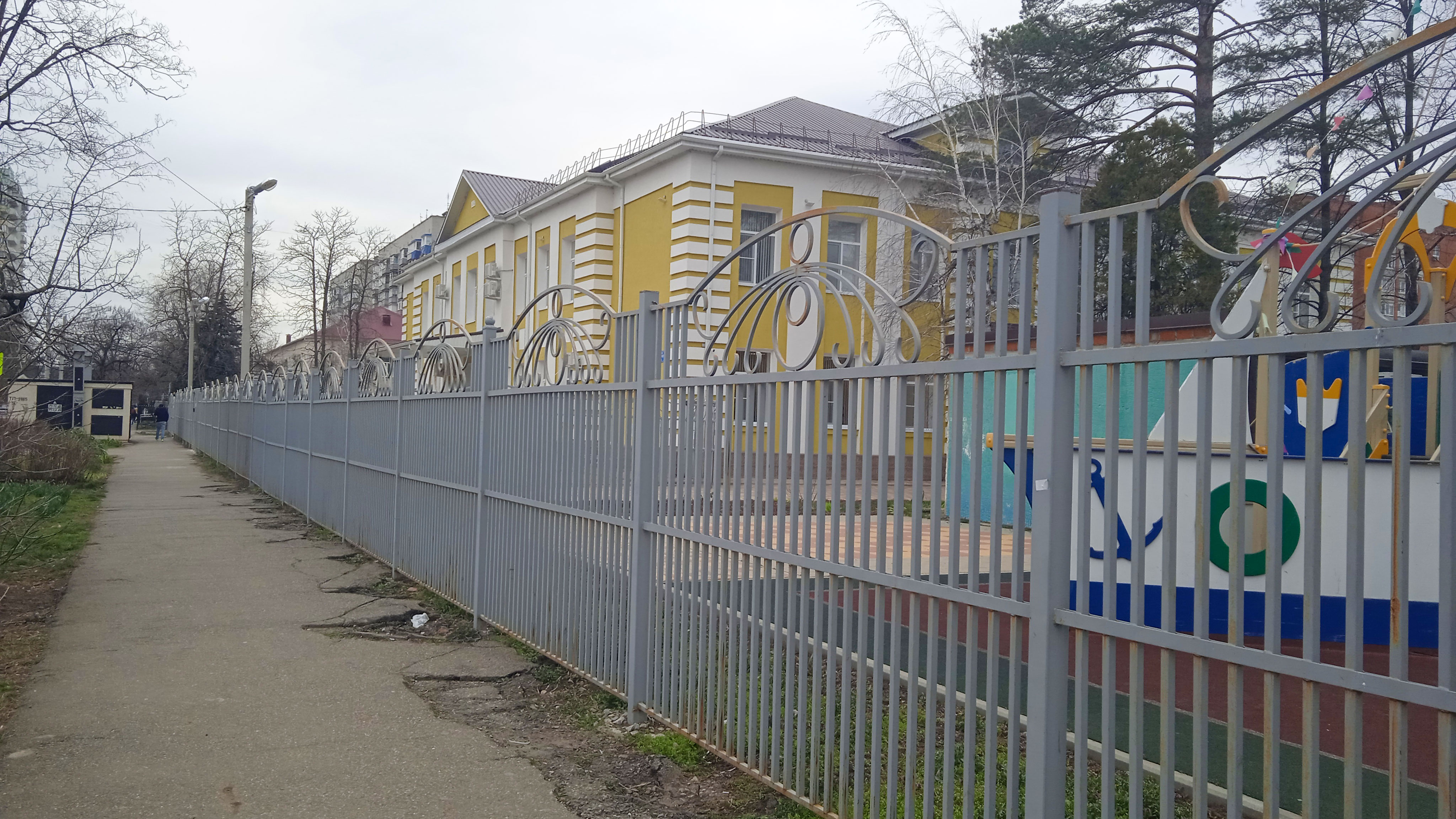 Забор вдоль территории школы Перспектива г. Краснодар.