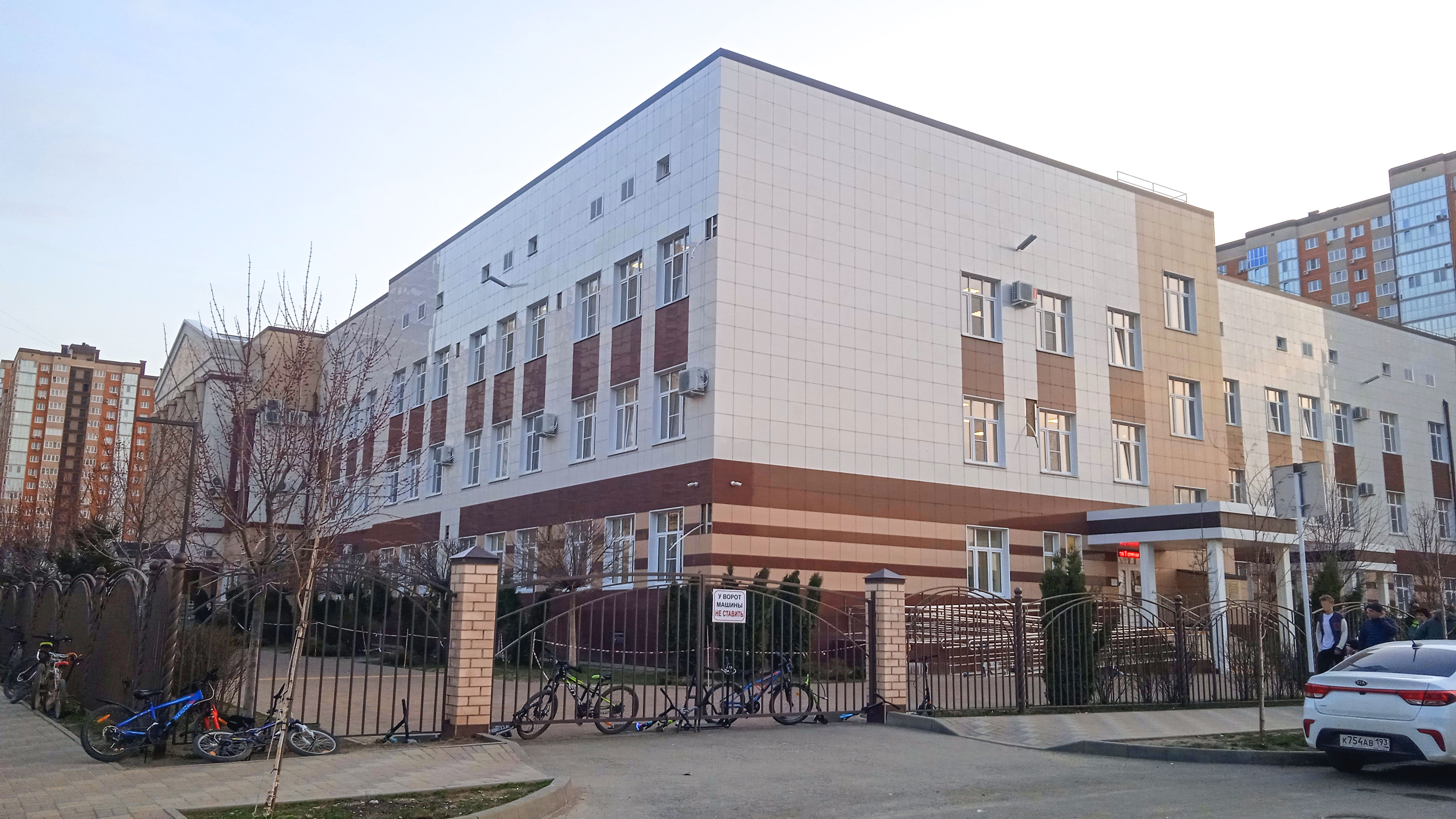 Общий вид здания школы №102 г. Краснодар.